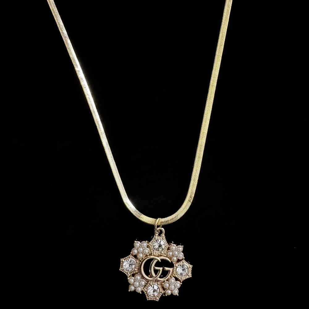 GUCCI CHARM NECKLACE - Picture 1 of 3